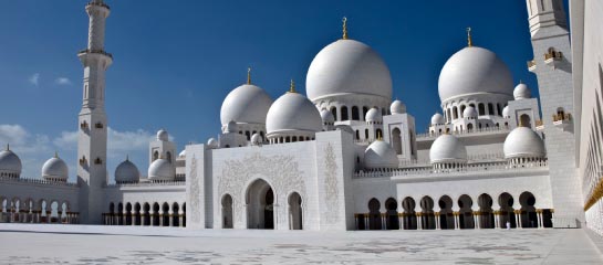 The Sheikh Zayed Grand Mosque is a must-see attraction in Abu Dhabi. // © 2012 thinkstock F