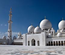 The Sheikh Zayed Grand Mosque is a must-see attraction in Abu Dhabi. // © 2012 thinkstock