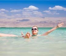 A visitor is keeping cool in the Dead Sea // (c) 2011 Thinkstock
