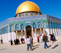 Visitor should dress conservatively and get acquainted with the local customs when visiting the Middle East. // 2011 © Thinkstock.com
