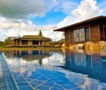 The resort’s infinitly pool blends into the landscape. // © 2011 Wildman Wilderness Lodge