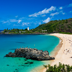 The calm summer waters of Waimea Bay // © 2013 HTA/Tor Johnson
