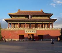 Shenwumen Gate of Forbidden City, Beijing // (c) 2006 Kallgan, Wikipedia.com