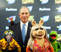 Mayor Michael R. Bloomberg (center) poses with Kermit the Frog, Miss Piggy, Gonzo the Great and Pepe the King Prawn. // © 2012 NYC & Company