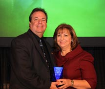 Olga Ramudo accepts the award for ASTA’s 2011 Travel Agent of the Year from former ASTA president, Chris Russo. // © 2011 ASTA