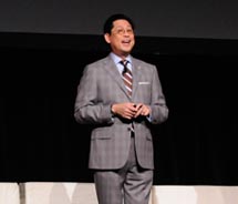 Albert Herrera, vice president for hotels, destinations and tours for Virtuoso, announces Virtuoso’s partnership with Rue La La. // © 2010 Virtuoso